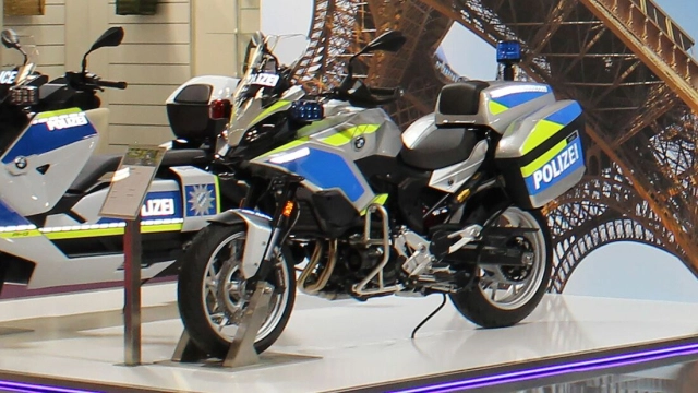 Chi tiết bmw ce 04 và f900 xr phiên bản police - 5