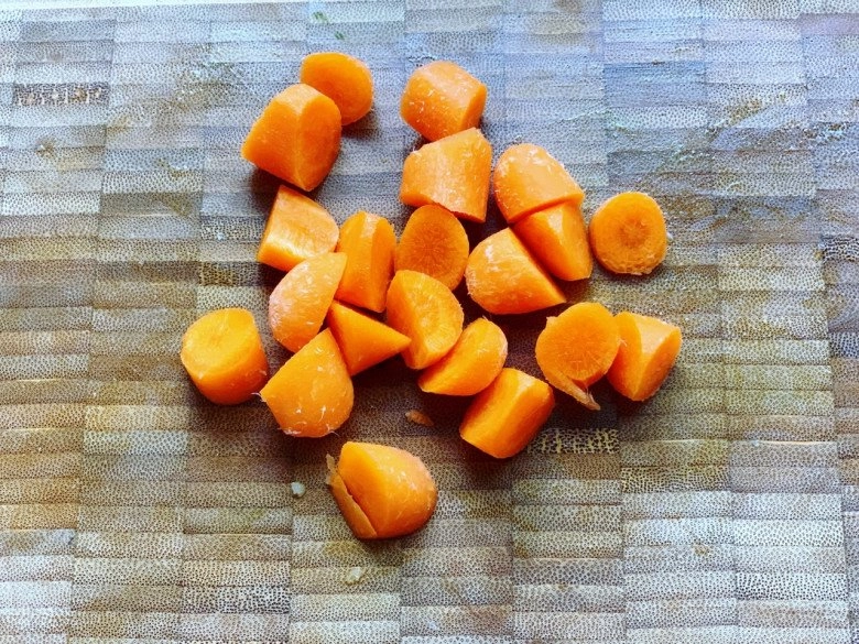 Chỉ vài phút là có cốc nước táo cà rốt mát lạnh không những đẹp da lại giữ dáng - 2