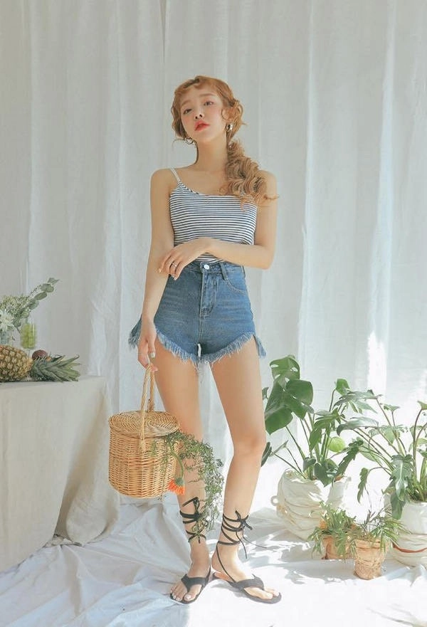 Chỉ với quần short jeans đơn giản các mỹ nhân việt - hàn vẫn mix được những outfit sang xịn - 13