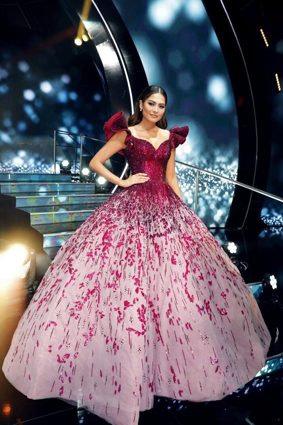 Chiếc đầm của đương kim miss universe như nuốt chửng tân hoa hậu phạm hương liền bị gọi - 2