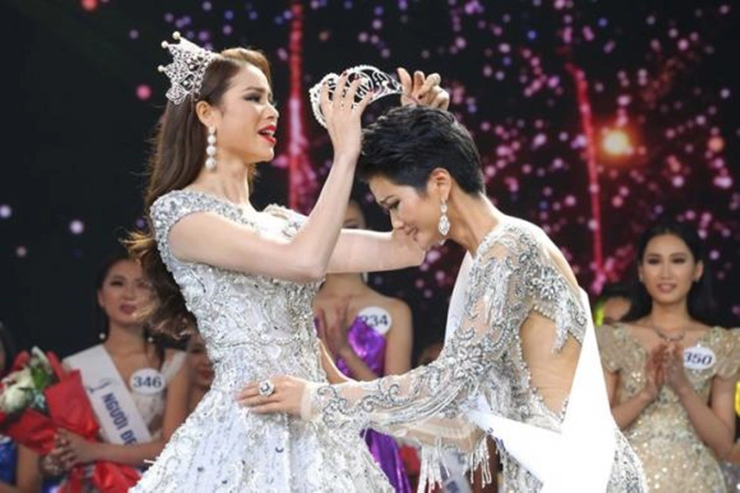 Chiếc đầm của đương kim miss universe như nuốt chửng tân hoa hậu phạm hương liền bị gọi - 5