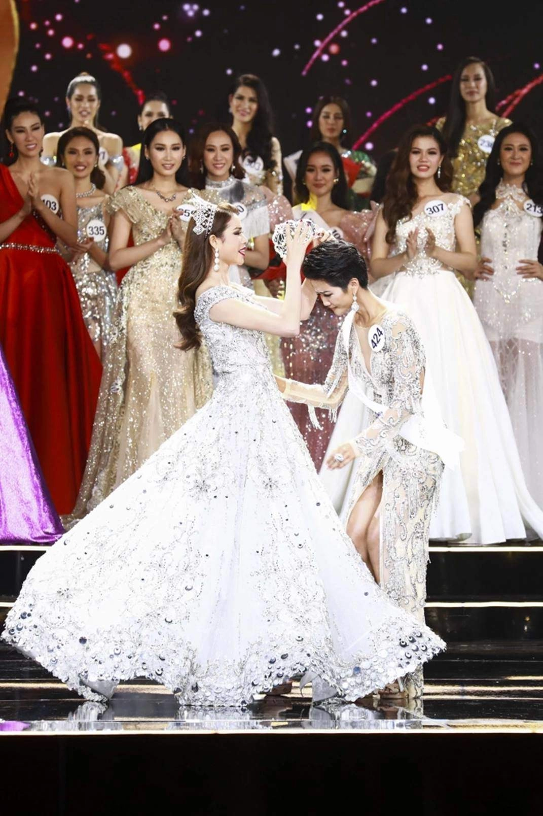 Chiếc đầm của đương kim miss universe như nuốt chửng tân hoa hậu phạm hương liền bị gọi - 6