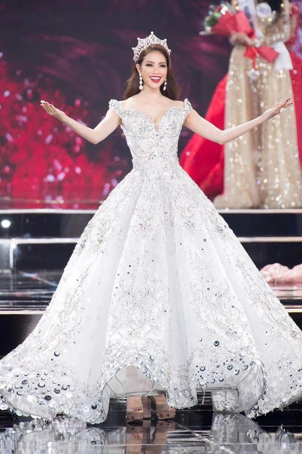 Chiếc đầm của đương kim miss universe như nuốt chửng tân hoa hậu phạm hương liền bị gọi - 7