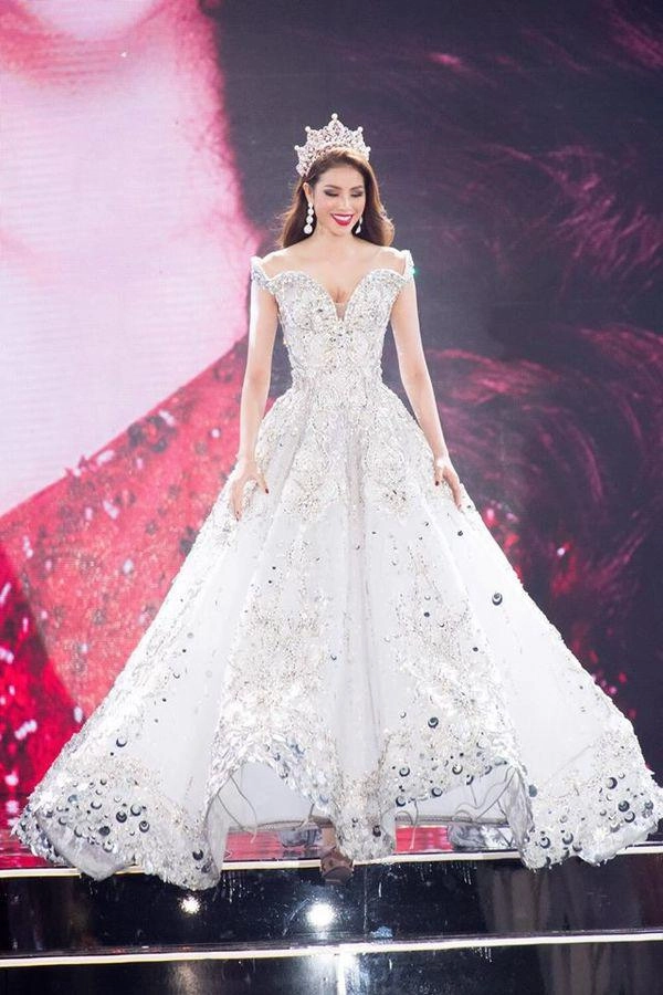 Chiếc đầm của đương kim miss universe như nuốt chửng tân hoa hậu phạm hương liền bị gọi - 8