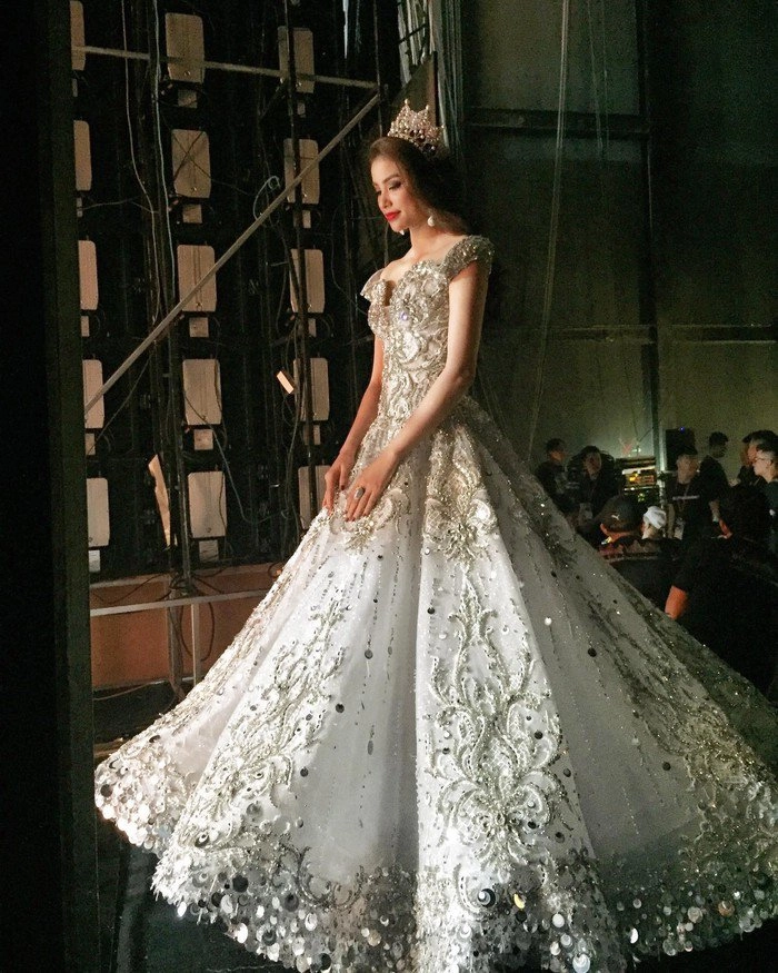 Chiếc đầm của đương kim miss universe như nuốt chửng tân hoa hậu phạm hương liền bị gọi - 9