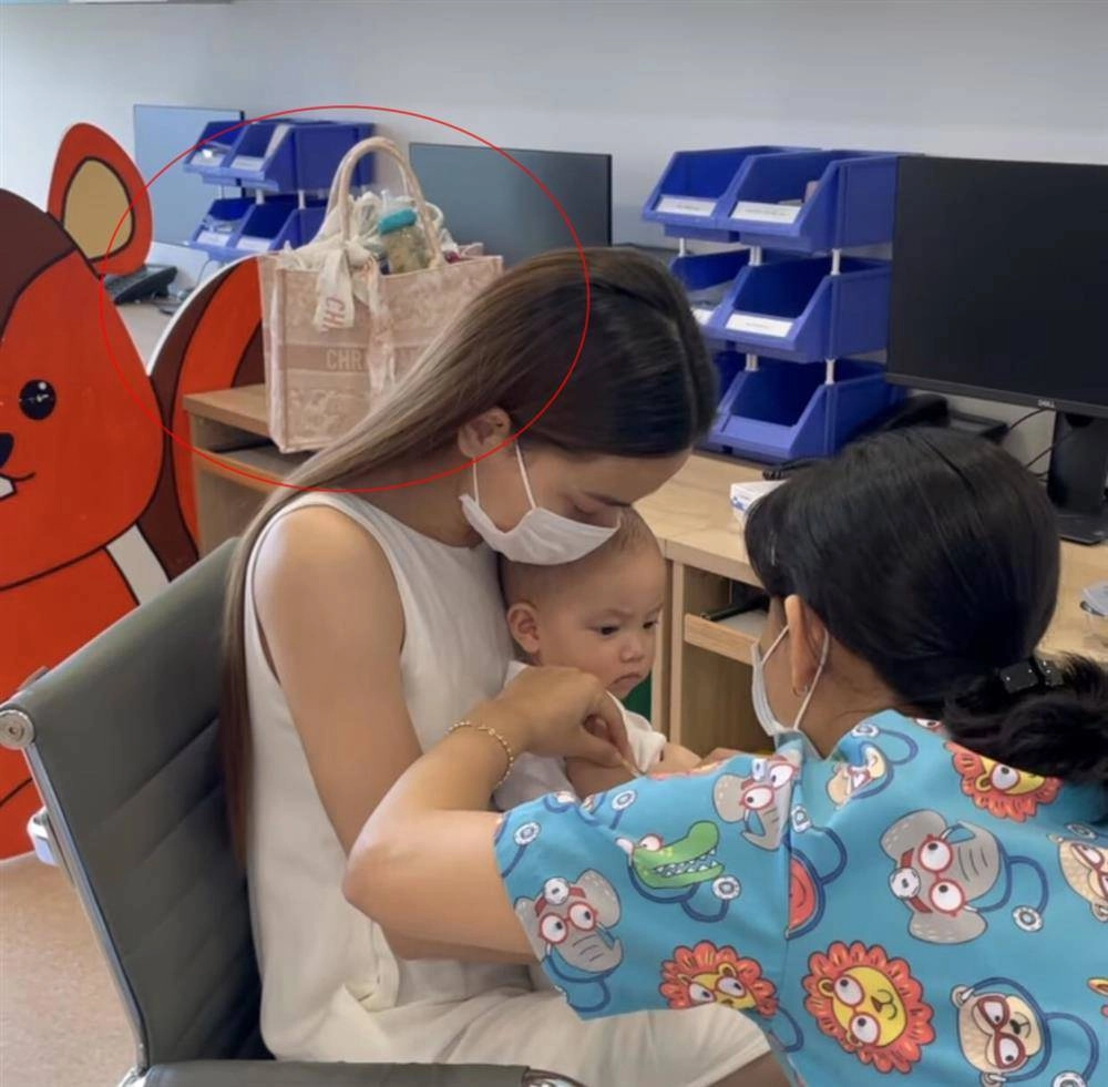 Chiều con như hồ ngọc hà để lisa leon giẫm đạp túi hiệu trăm triệu nhồi bỉm sữa đầy túi - 5
