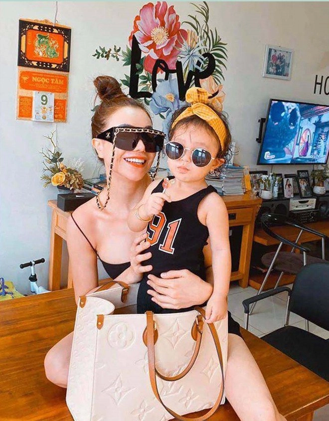 Chiều con như hồ ngọc hà để lisa leon giẫm đạp túi hiệu trăm triệu nhồi bỉm sữa đầy túi - 10