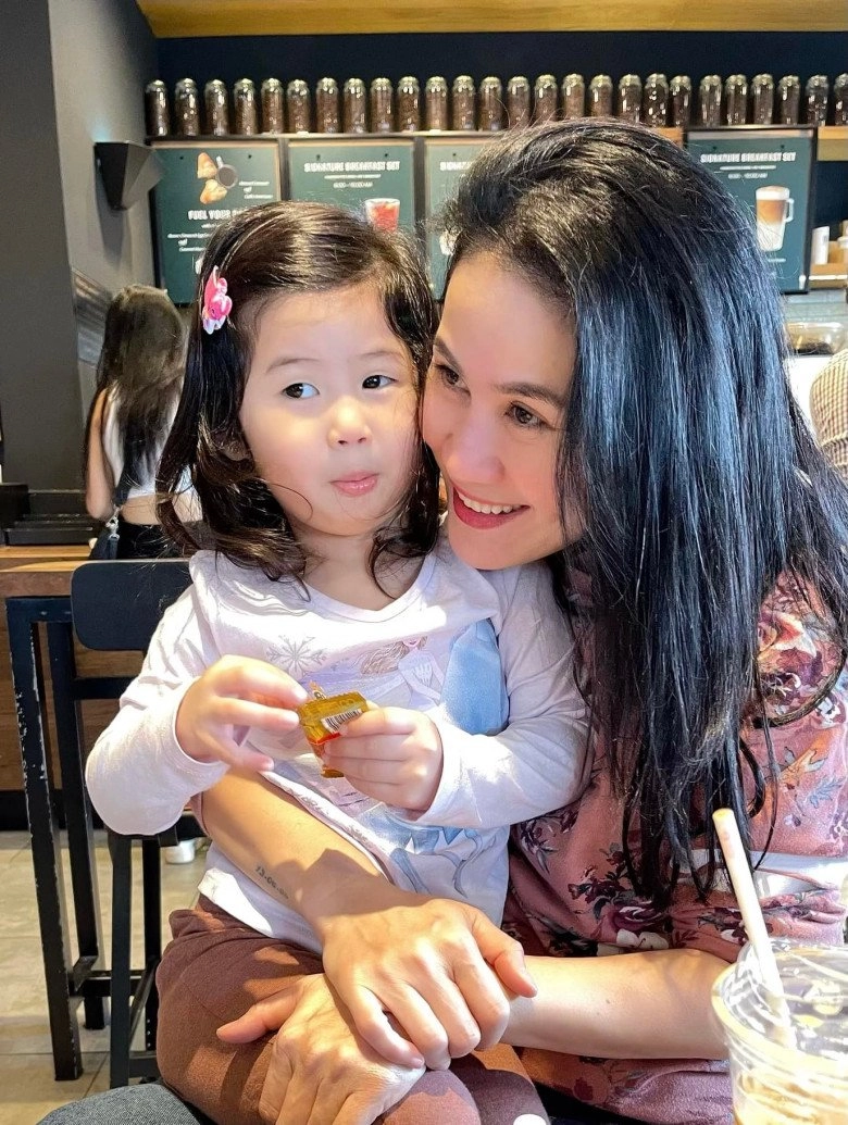 Chờ 10 năm mới có con thứ 2 thân thúy hà sinh con chật vật ở mỹ giờ có cô bé đáng yêu - 8