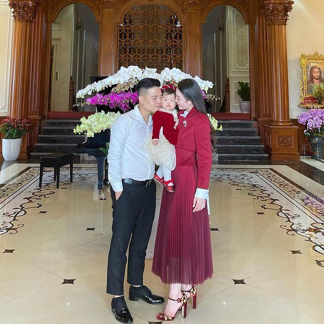 Choáng ngợp trước cảnh bé gái bên tòa lâu đài ở nam định thân thế mẹ bé gây giật mình - 15