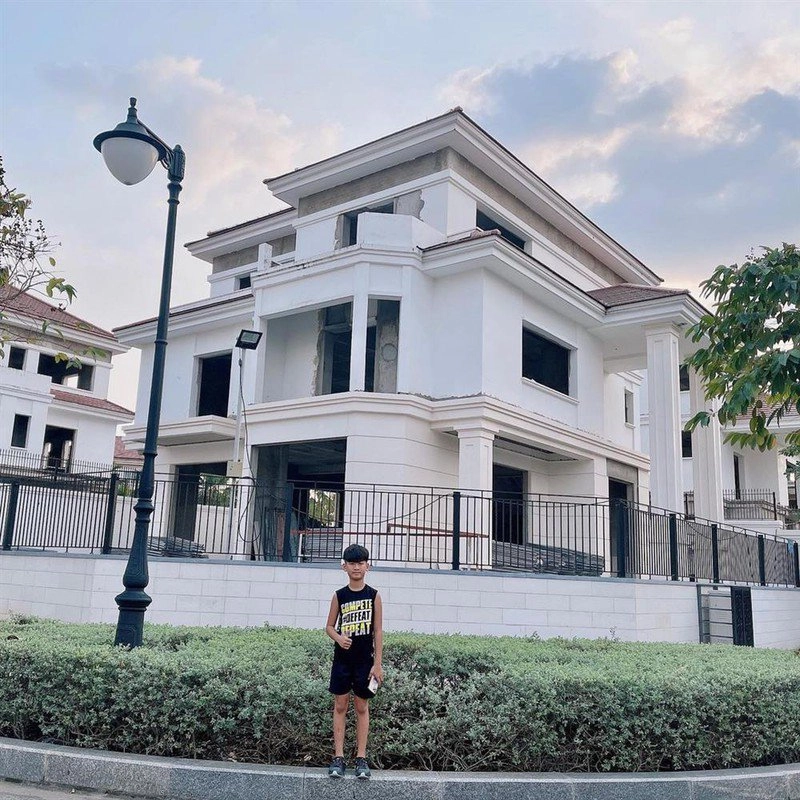 Chồng cũ lệ quyên khoe ảnh con trai nhưng người phụ nữ phản chiếu qua gương mới gây chú ý - 10