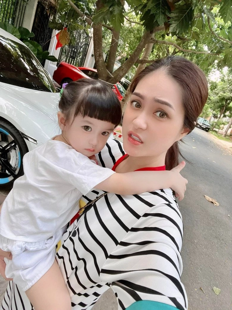 Chồng đại gia đoàn di băng tâm sự khi là người đàn ông duy nhất trong nhà 3 con gái - 2