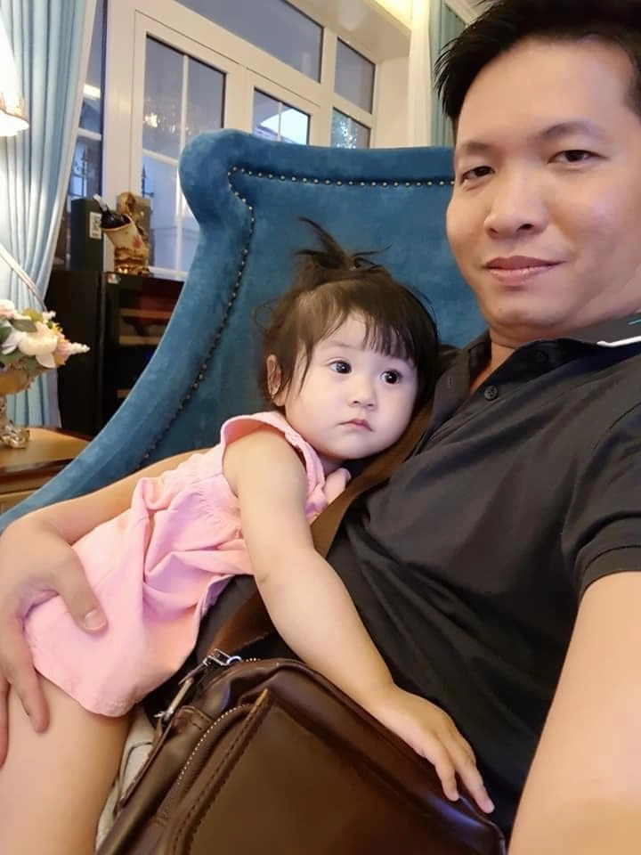 Chồng đại gia đoàn di băng tâm sự khi là người đàn ông duy nhất trong nhà 3 con gái - 4