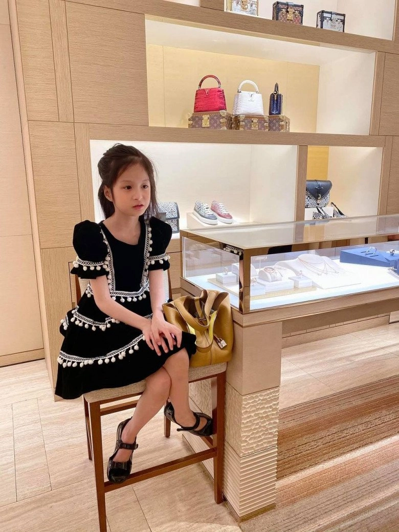 Chồng đại gia đoàn di băng tâm sự khi là người đàn ông duy nhất trong nhà 3 con gái - 10