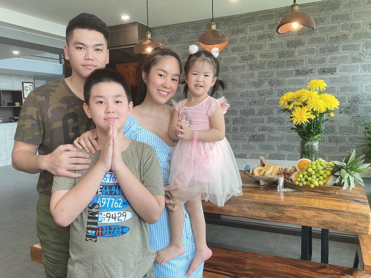 Chồng trẻ kém 7 tuổi cưng chiều lê phương dạy con riêng của vợ học bài quá tình cảm - 1