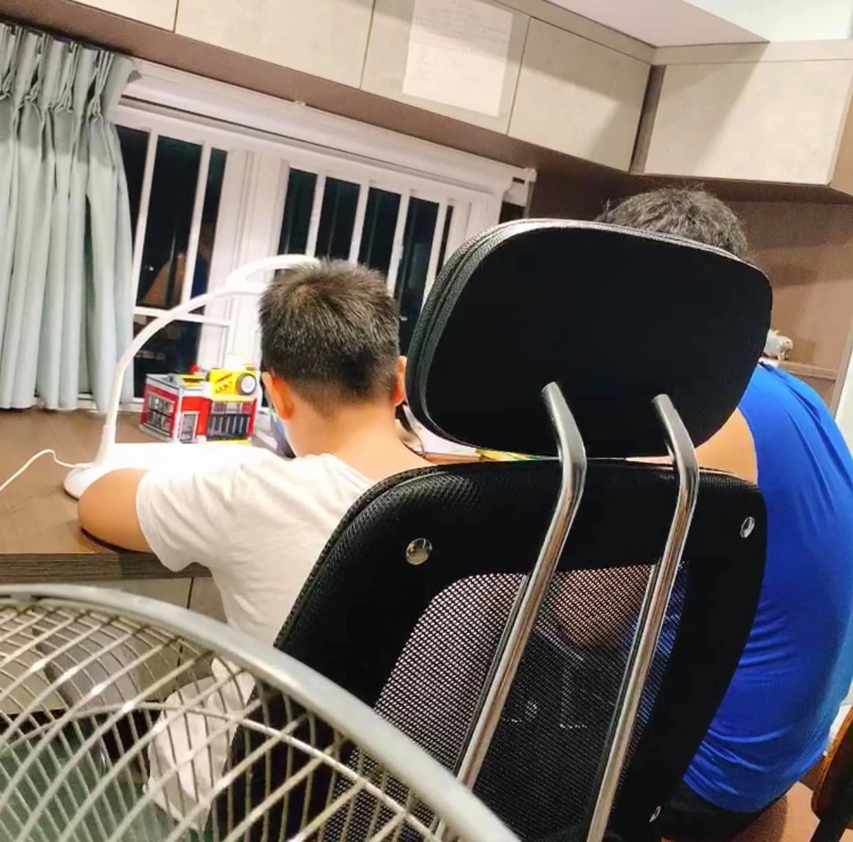 Chồng trẻ kém 7 tuổi cưng chiều lê phương dạy con riêng của vợ học bài quá tình cảm - 5