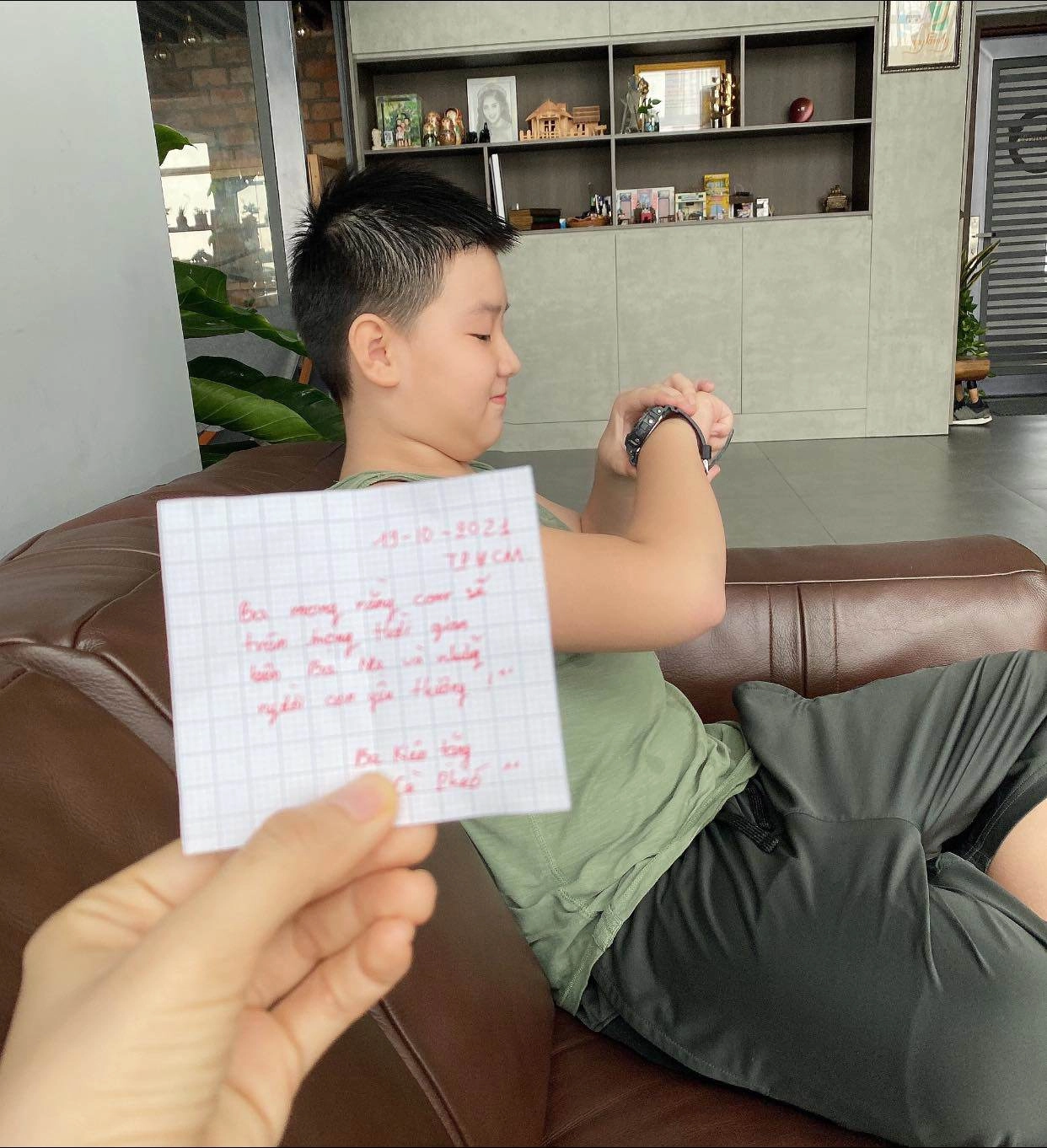 Chồng trẻ kém 7 tuổi cưng chiều lê phương dạy con riêng của vợ học bài quá tình cảm - 10