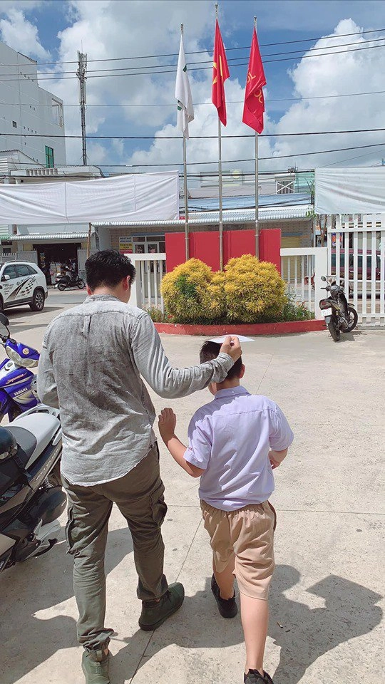 Chồng trẻ kém 7 tuổi cưng chiều lê phương dạy con riêng của vợ học bài quá tình cảm - 11