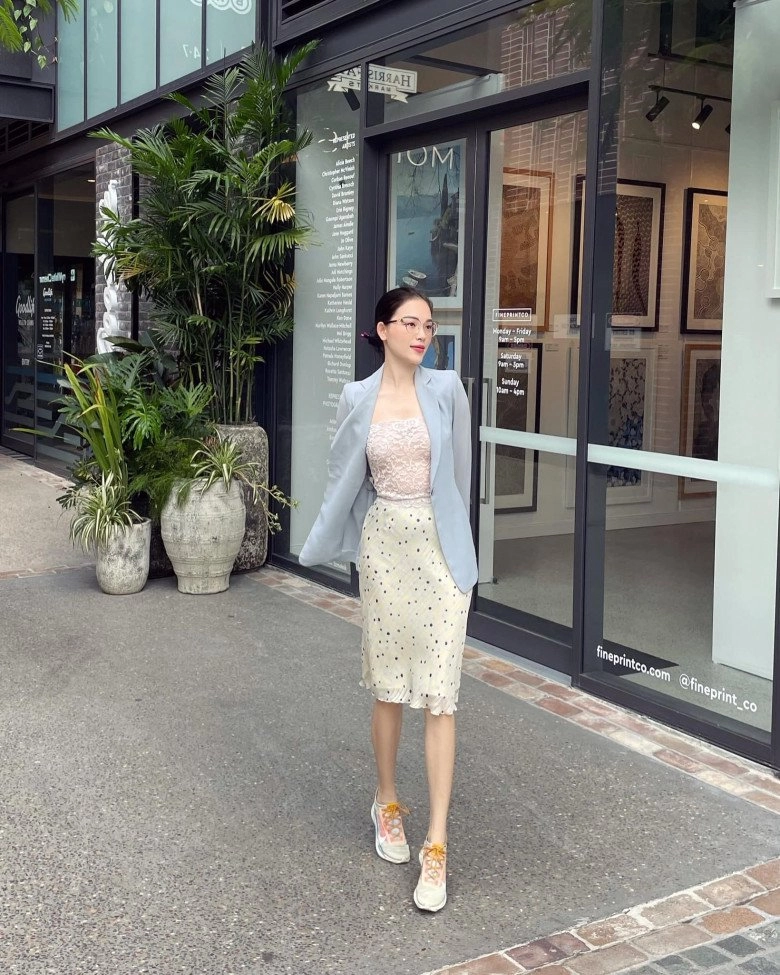 Chưa cưới hôn thê của con trai vua hàng hiệu đã ăn mặc chuẩn dâu hào môn na ná tăng thanh hà - 3