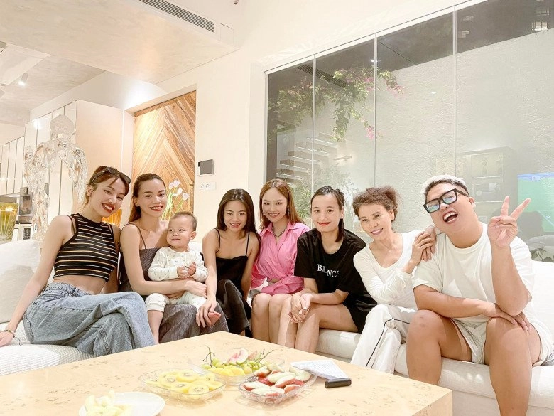 Chụp ảnh cùng dàn mỹ nhân việt leon nhà hồ ngọc hà cười nhếch mép đáng yêu biết nói tên lê thí - 1