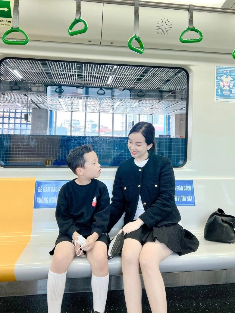 Chụp ảnh ở tàu điện trên cao hn ly kute được khen khéo nuôi con trai cao vượt trội - 1