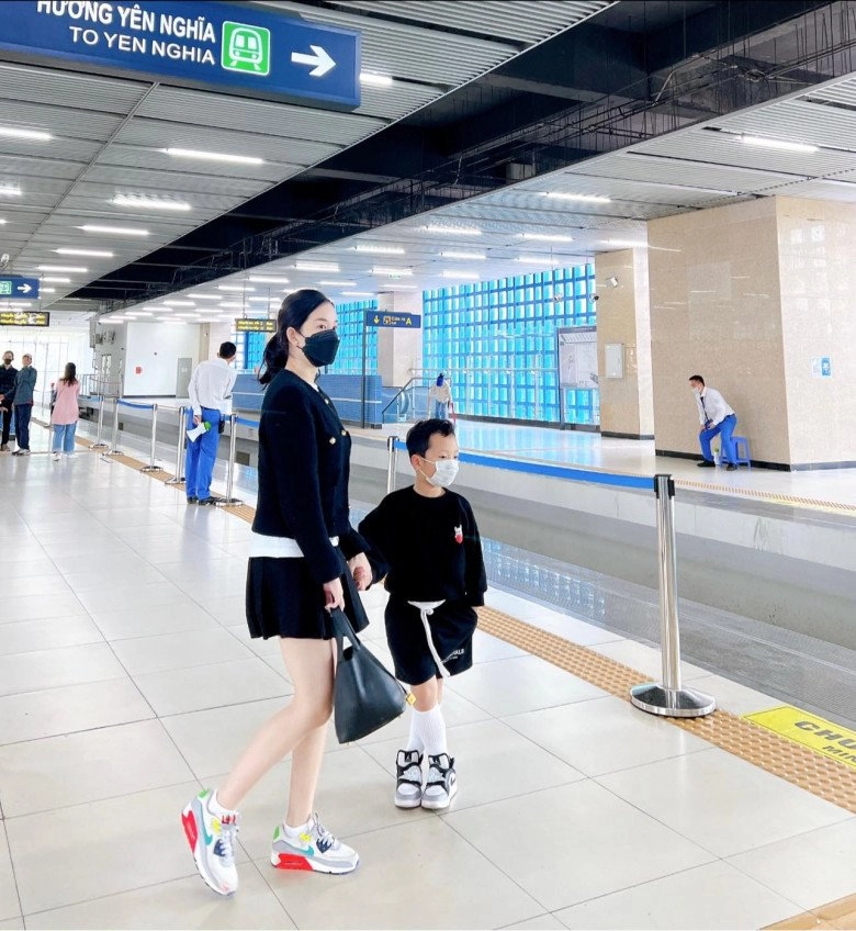Chụp ảnh ở tàu điện trên cao hn ly kute được khen khéo nuôi con trai cao vượt trội - 3
