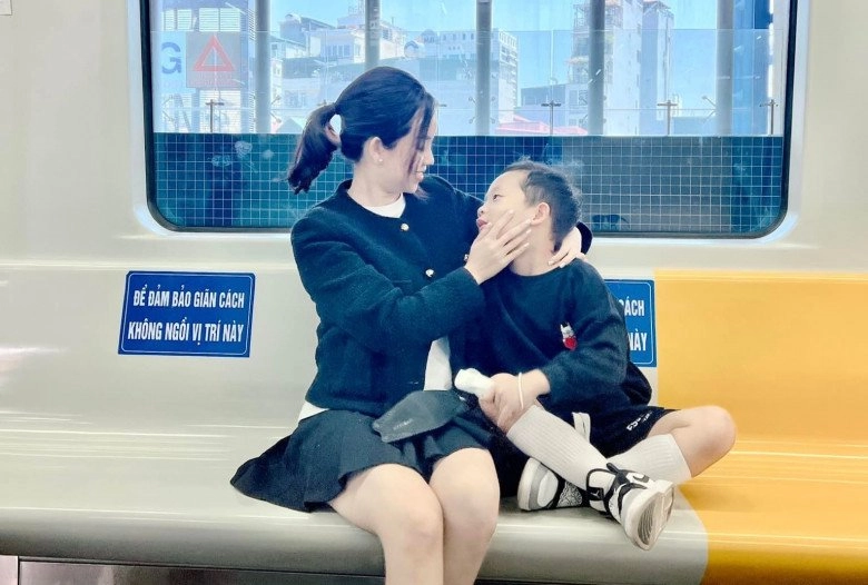 Chụp ảnh ở tàu điện trên cao hn ly kute được khen khéo nuôi con trai cao vượt trội - 4