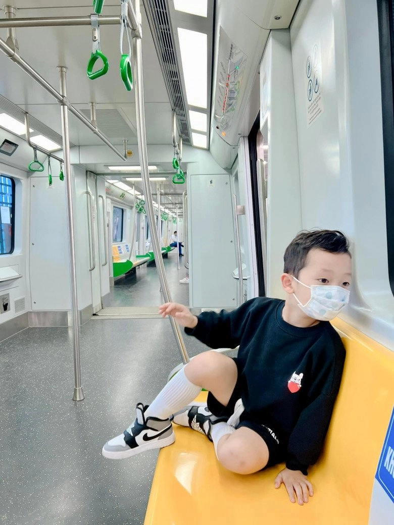 Chụp ảnh ở tàu điện trên cao hn ly kute được khen khéo nuôi con trai cao vượt trội - 6