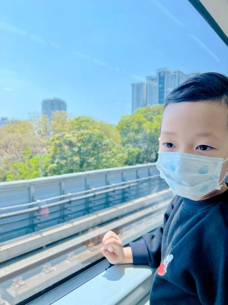 Chụp ảnh ở tàu điện trên cao hn ly kute được khen khéo nuôi con trai cao vượt trội - 7