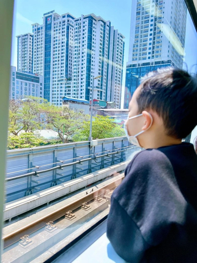 Chụp ảnh ở tàu điện trên cao hn ly kute được khen khéo nuôi con trai cao vượt trội - 8