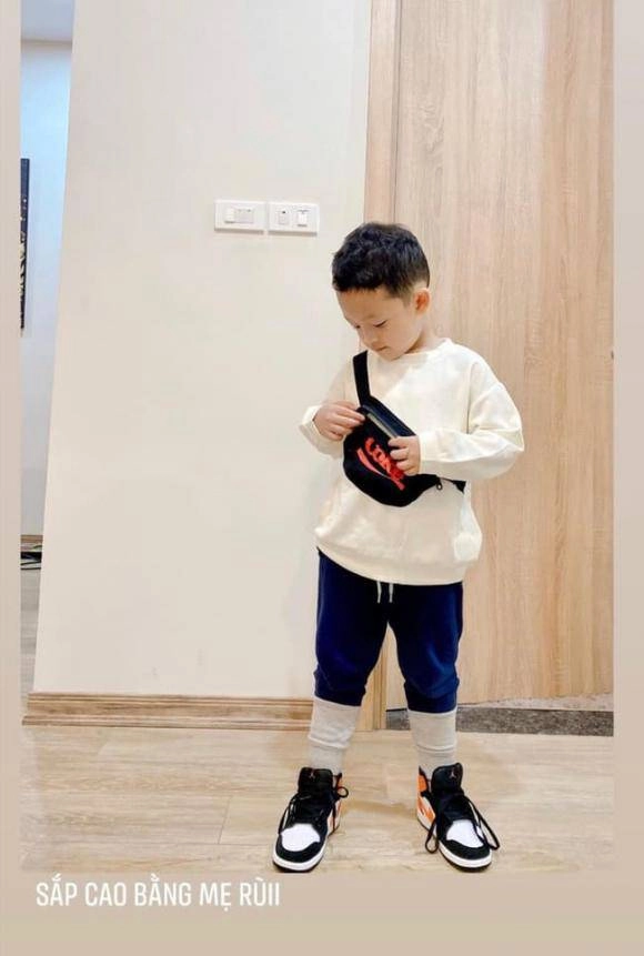 Chụp ảnh ở tàu điện trên cao hn ly kute được khen khéo nuôi con trai cao vượt trội - 11