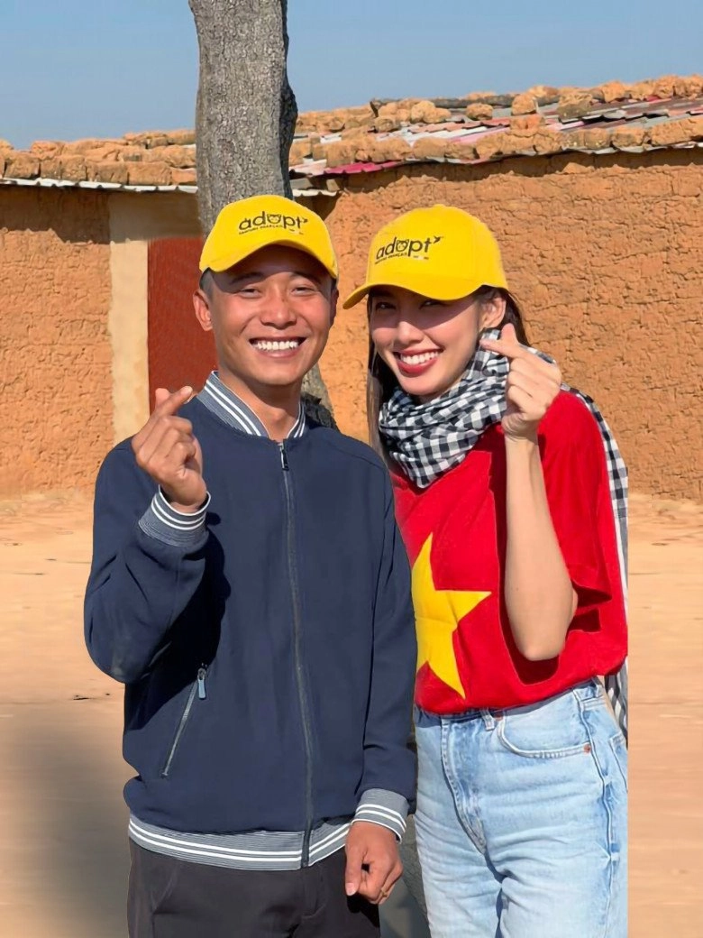 Chụp chính diện phong độ xuất sắc nhưng ở góc ngang thùy tiên bị nhận xét bụng tròn ủm - 1