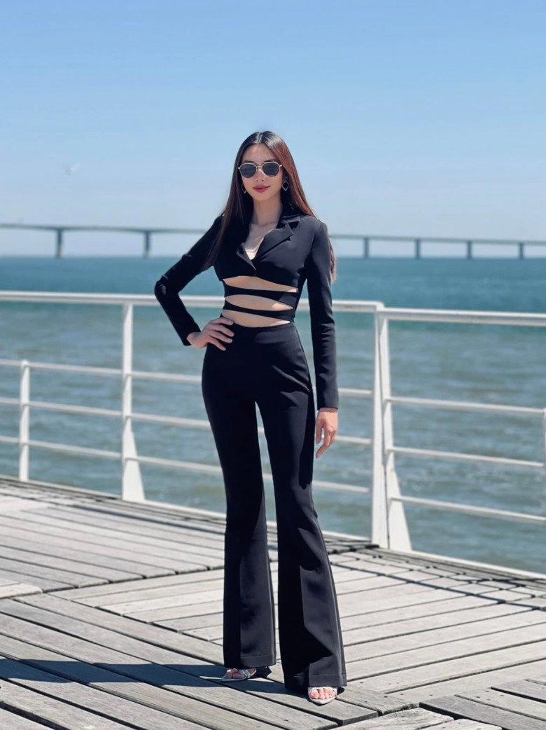 Chụp chính diện phong độ xuất sắc nhưng ở góc ngang thùy tiên bị nhận xét bụng tròn ủm - 8