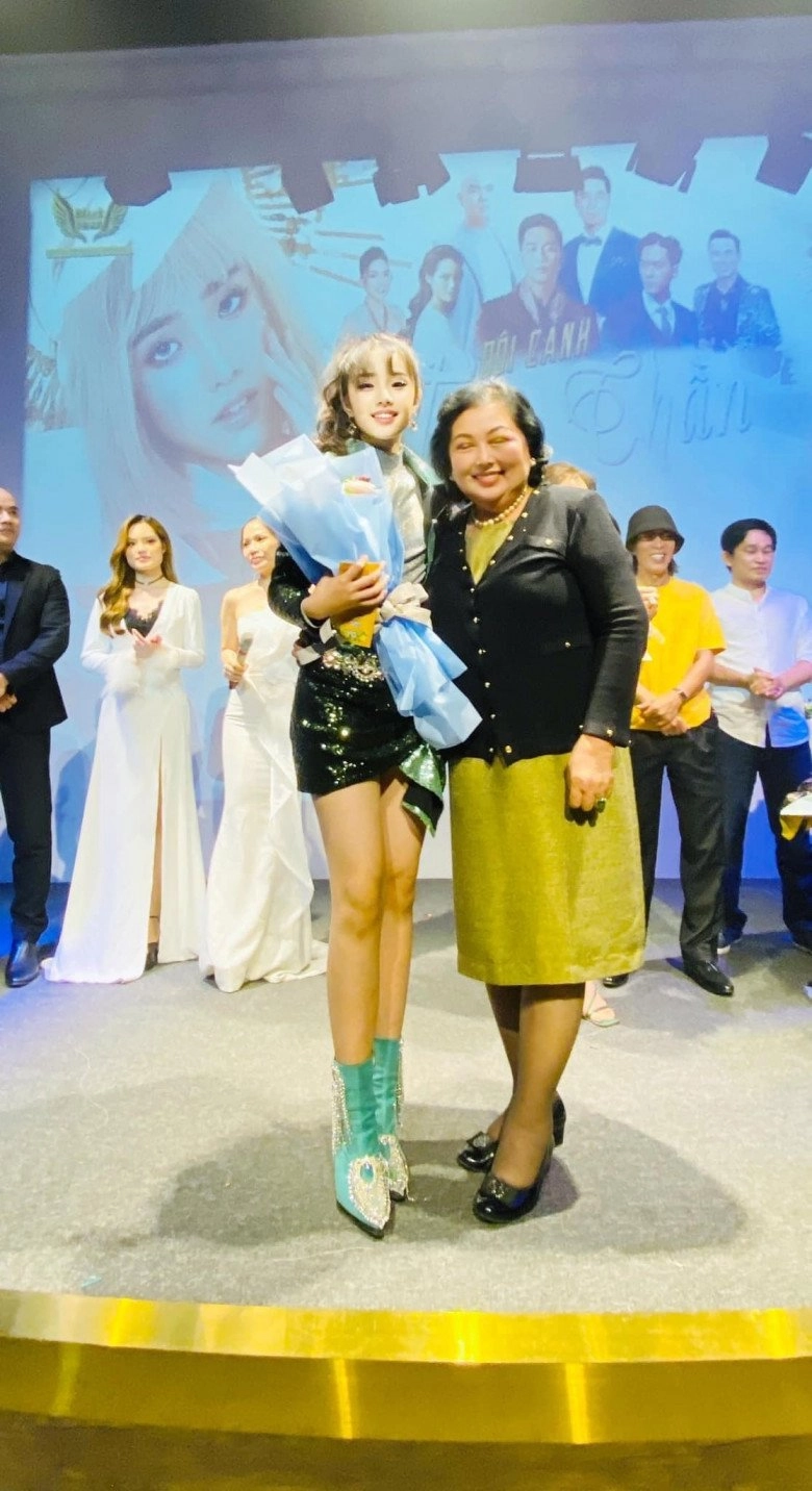 Chụp ké lệ quyên dương triệu vũ con gái bằng kiều12 tuổi vừa xinh vừa cao nổi bật 1m72 chân dài thẳng tắp - 6
