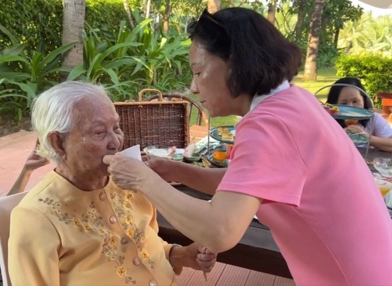 Có 4 công ty nhà 40 tỷ lý hải minh hà phản pháo khi bị chê mẹ 96 tuổi mới lần đầu đưa mẹ đi biển - 11