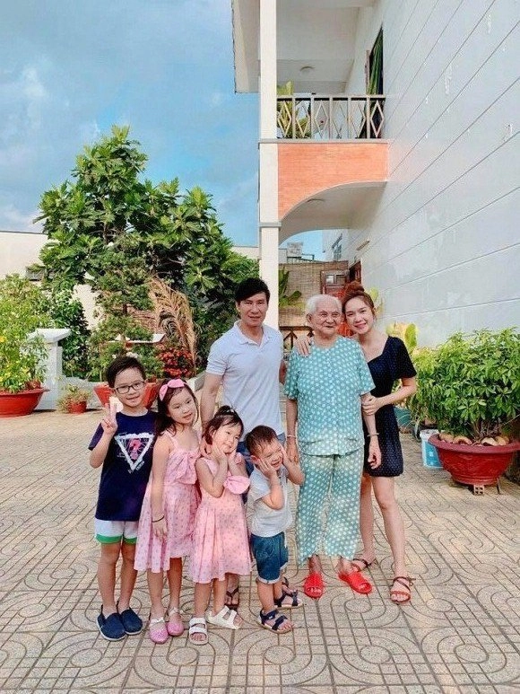 Có 4 công ty nhà 40 tỷ lý hải minh hà phản pháo khi bị chê mẹ 96 tuổi mới lần đầu đưa mẹ đi biển - 19