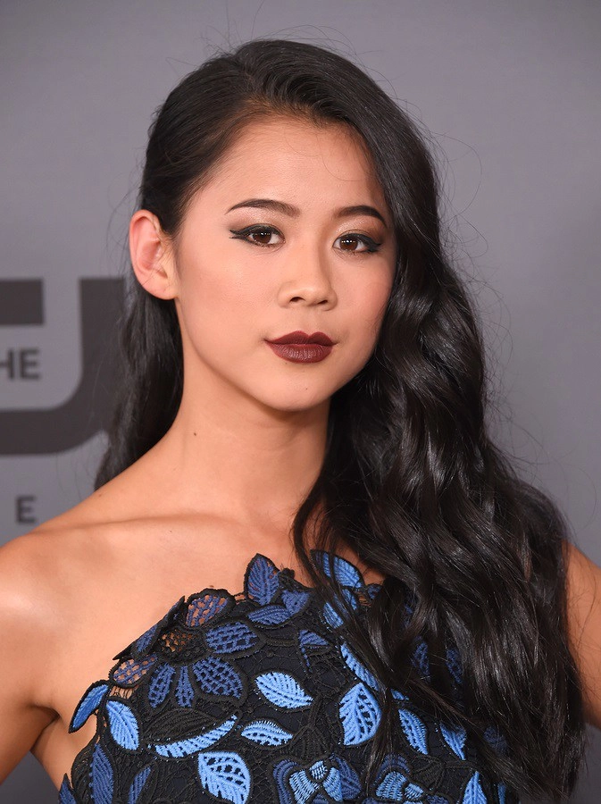 Cô bé mồ côi 8 tháng được nhận nuôi thành ngôi sao ở mỹ vóc dáng nóng bỏng tuổi 25 - 9