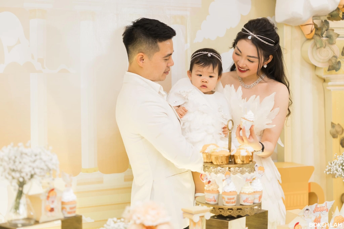 Cô dâu 200 cây vàng giờ là mẹ bỉm sexy tiệc thôi nôi con toàn vàng to như đám cưới - 3