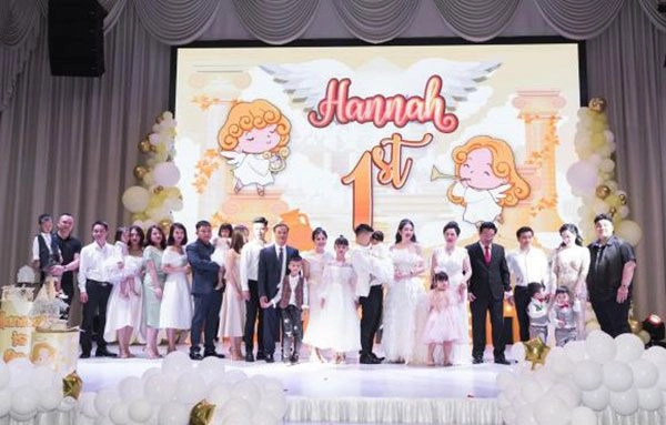 Cô dâu 200 cây vàng giờ là mẹ bỉm sexy tiệc thôi nôi con toàn vàng to như đám cưới - 4