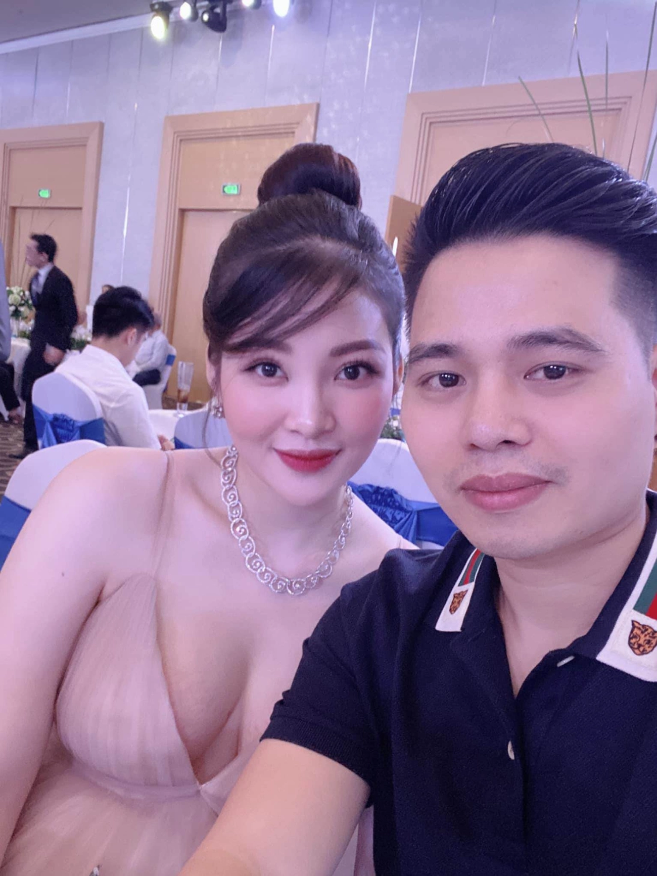Cô dâu 200 cây vàng giờ là mẹ bỉm sexy tiệc thôi nôi con toàn vàng to như đám cưới - 12