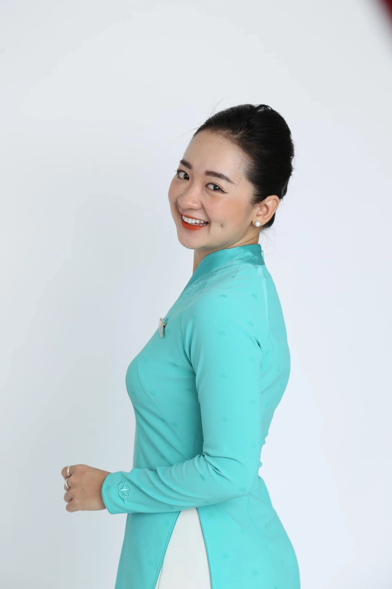 Cô gái từng có vòng eo gần 1 mét và hành trình bóp dáng thành tiếp viên hàng không - 1