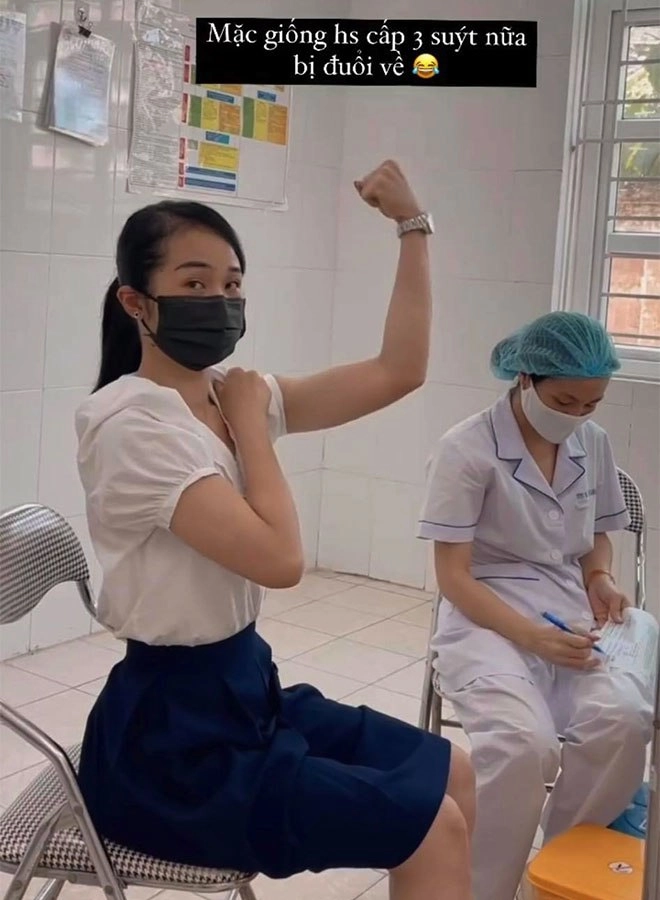 Cô giáo hotgirl đi tiêm vắc-xin covid-19 suýt bị đuổi về vì giống học sinh ngoài đời là single mom - 2