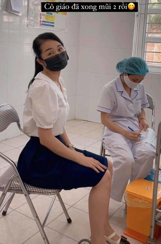 Cô giáo hotgirl đi tiêm vắc-xin covid-19 suýt bị đuổi về vì giống học sinh ngoài đời là single mom - 3