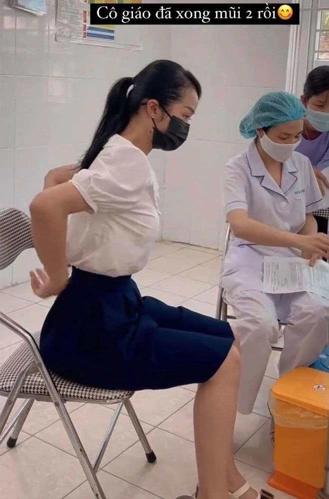 Cô giáo hotgirl đi tiêm vắc-xin covid-19 suýt bị đuổi về vì giống học sinh ngoài đời là single mom - 4
