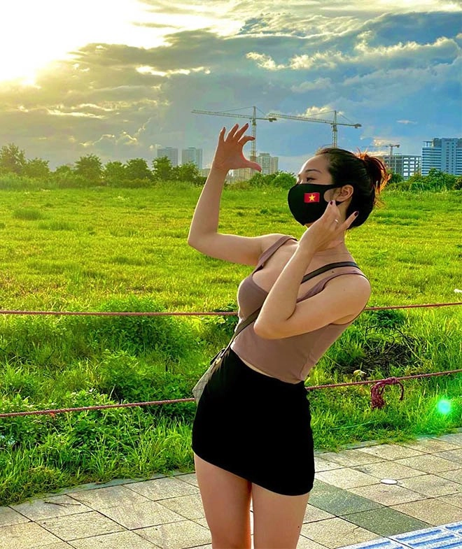 Cô giáo hotgirl đi tiêm vắc-xin covid-19 suýt bị đuổi về vì giống học sinh ngoài đời là single mom - 8