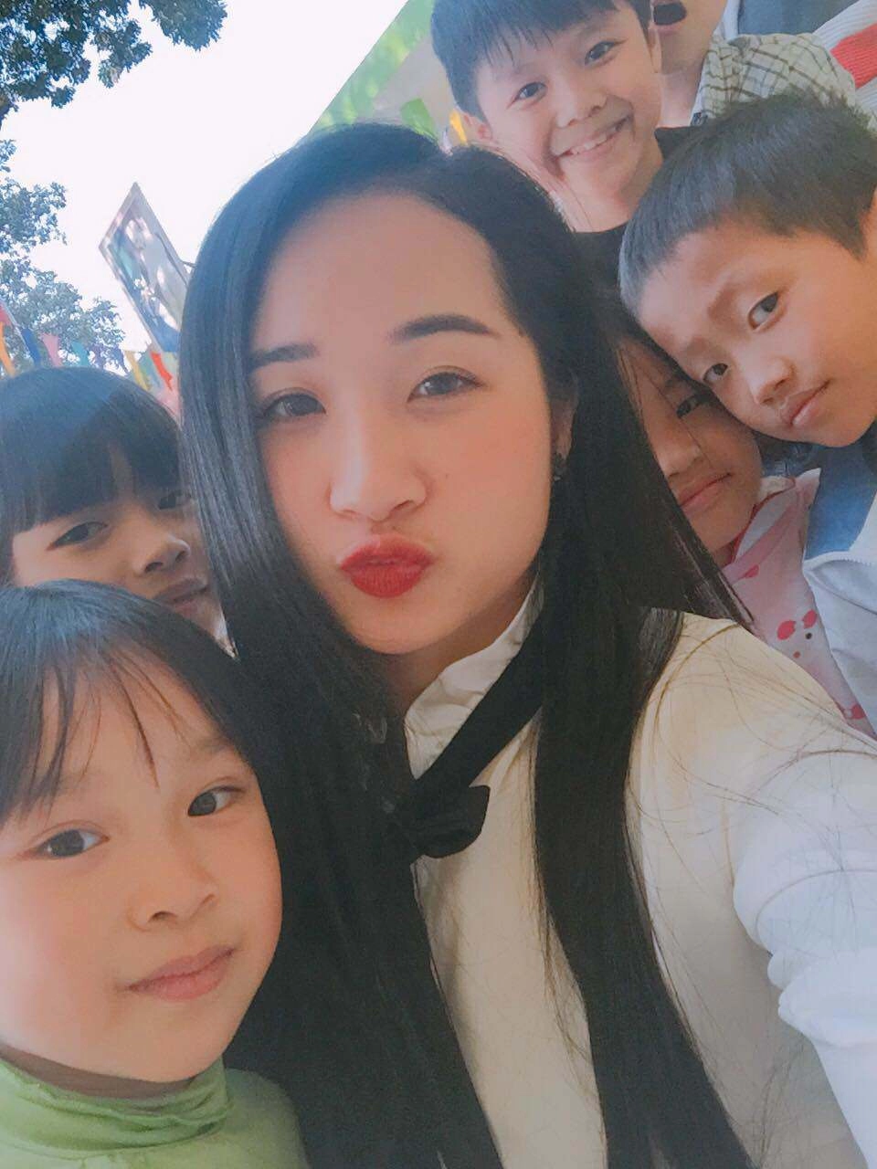 Cô giáo hotgirl đi tiêm vắc-xin covid-19 suýt bị đuổi về vì giống học sinh ngoài đời là single mom - 9