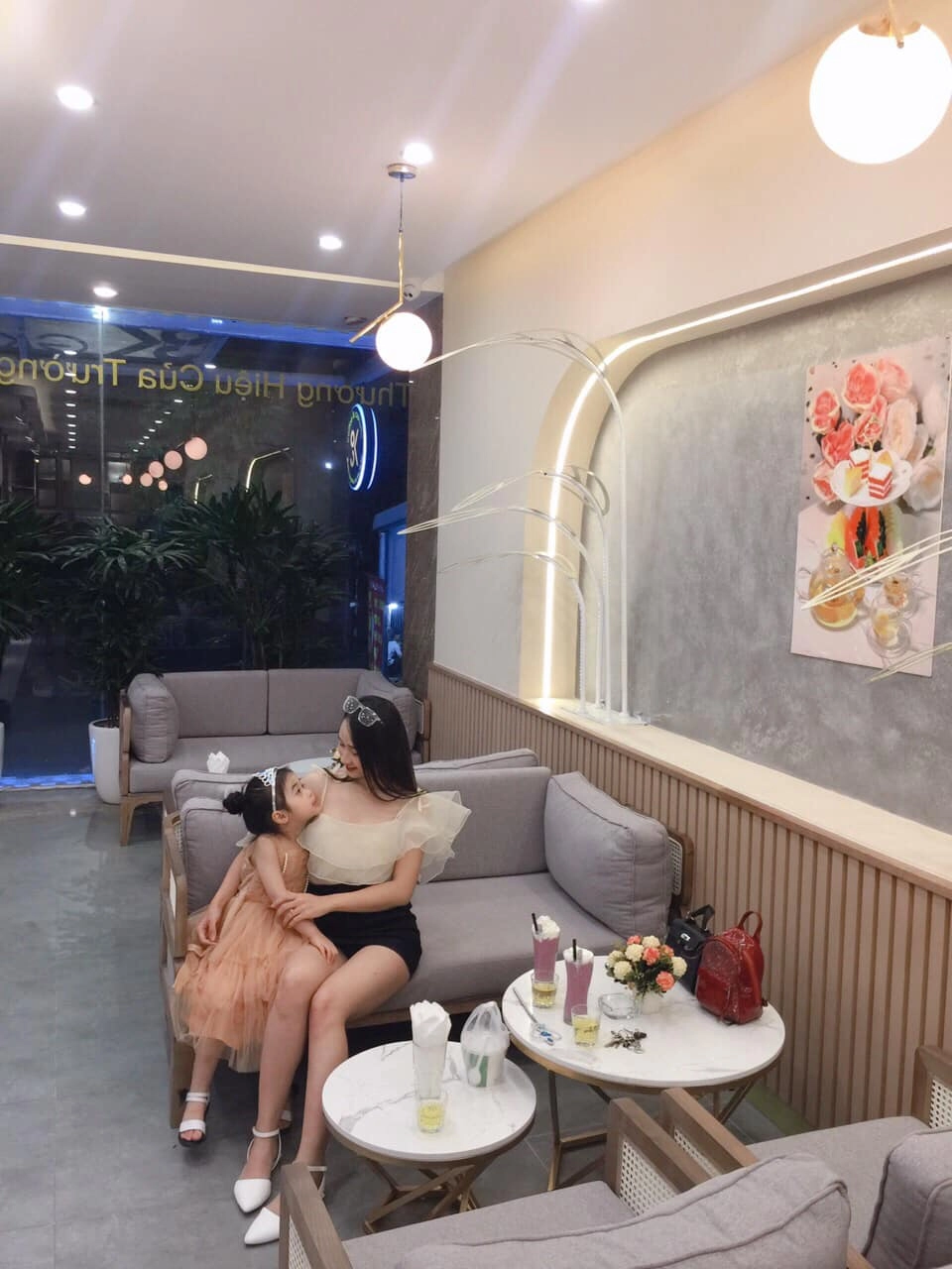 Cô giáo hotgirl đi tiêm vắc-xin covid-19 suýt bị đuổi về vì giống học sinh ngoài đời là single mom - 11