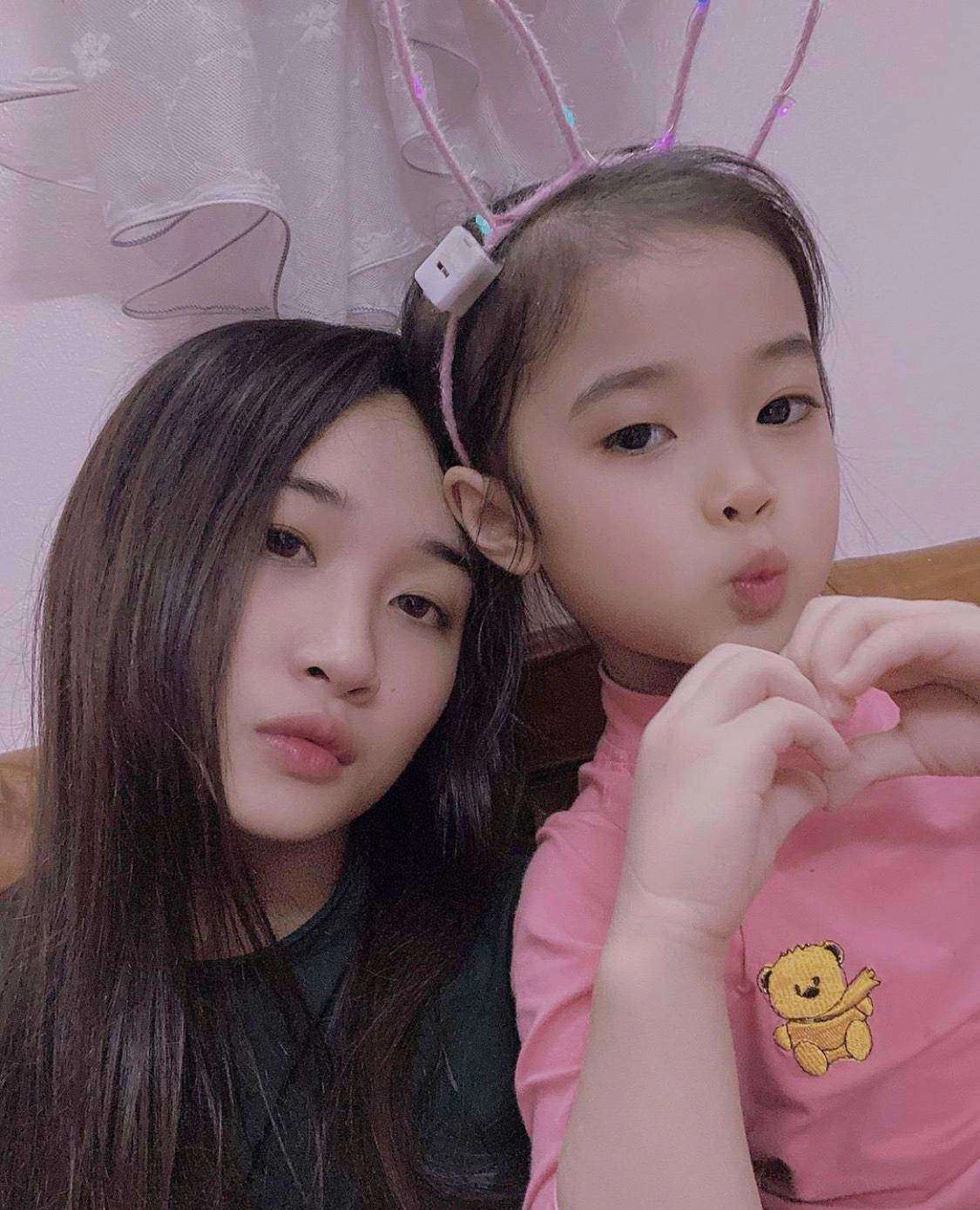 Cô giáo hotgirl đi tiêm vắc-xin covid-19 suýt bị đuổi về vì giống học sinh ngoài đời là single mom - 12