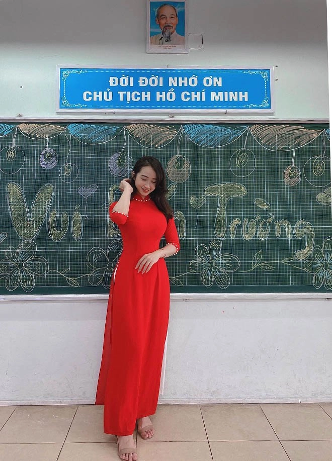 Cô giáo tiểu học hotgirl nhận tin nhắn tiếc nuối của bố học sinh đọc liền biết nhiều người thích - 2