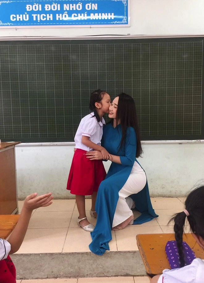 Cô giáo tiểu học hotgirl nhận tin nhắn tiếc nuối của bố học sinh đọc liền biết nhiều người thích - 3
