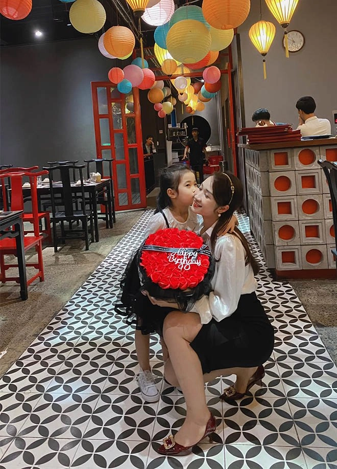 Cô giáo tiểu học hotgirl nhận tin nhắn tiếc nuối của bố học sinh đọc liền biết nhiều người thích - 9